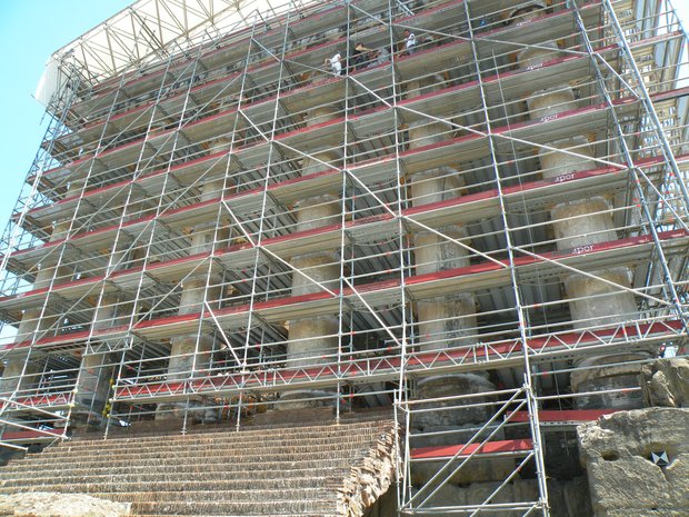  Echafaudages devant les colonnes d'un temple